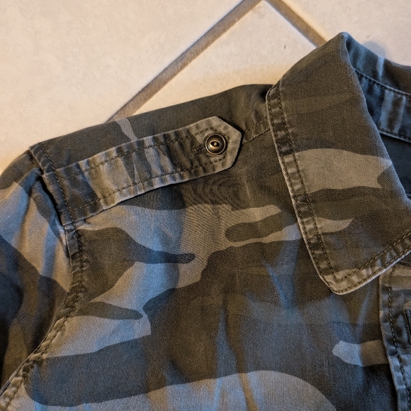 Express Green Camo Long Sleeve Button Down Shirt Size Small - Picture 5 of 10